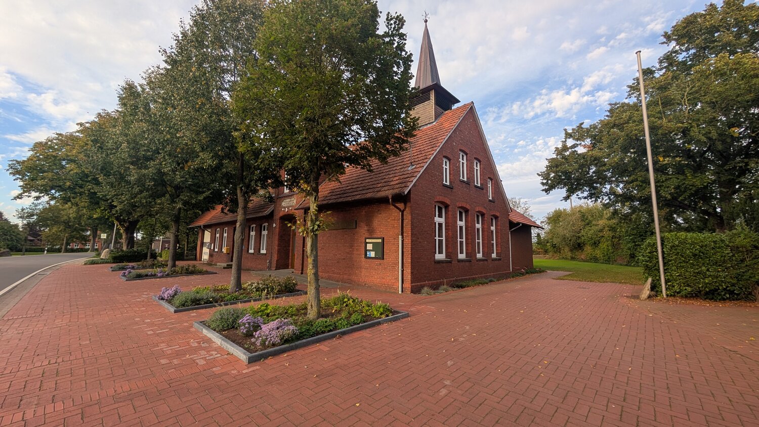 Die Front des Dorfgemeinschaftshauses von rechts, mit dem markanten Glockenturm