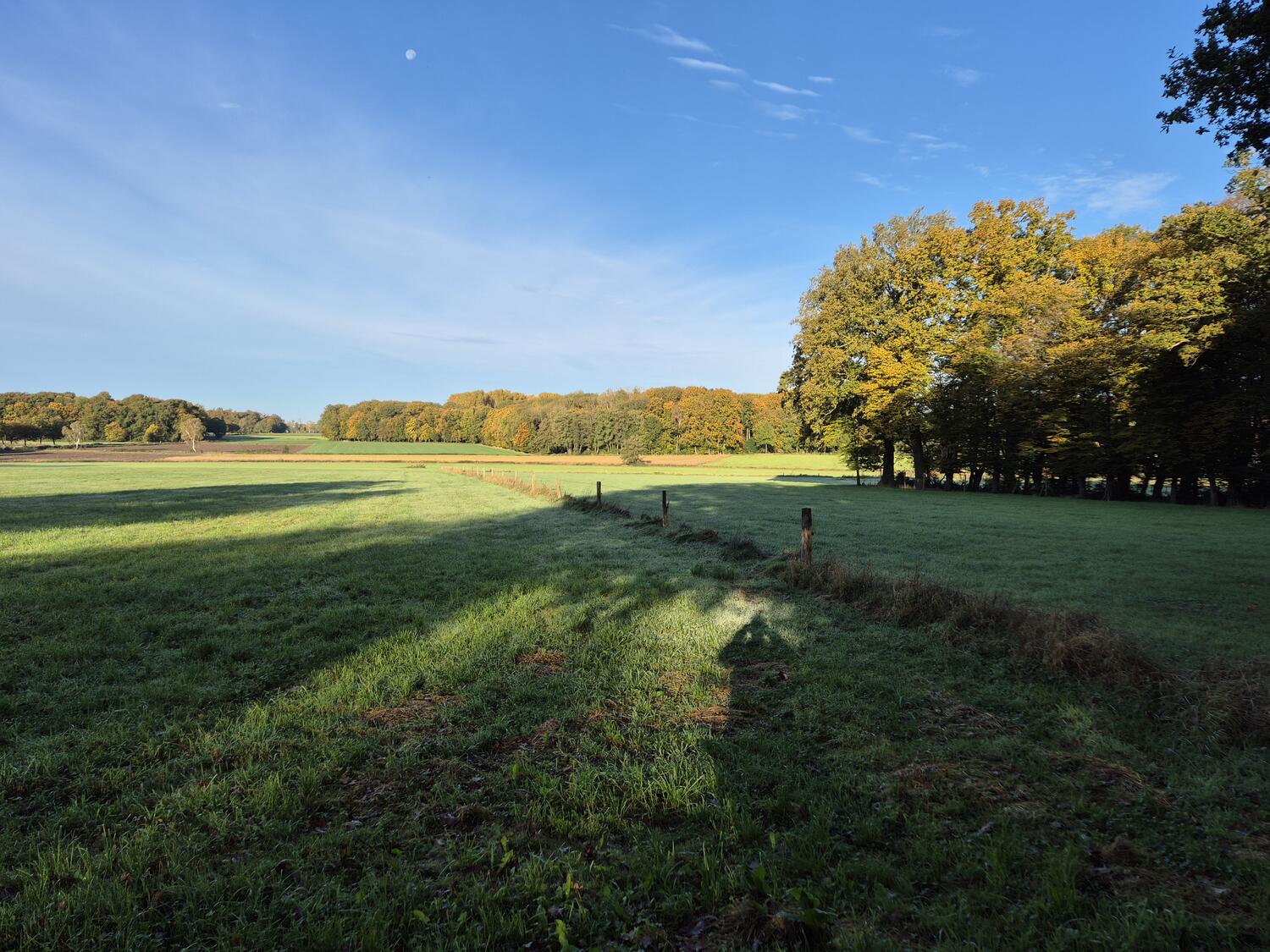 Herbstliche Feldflur bei Rosenhagen, mit dem Mond am Taghimmel