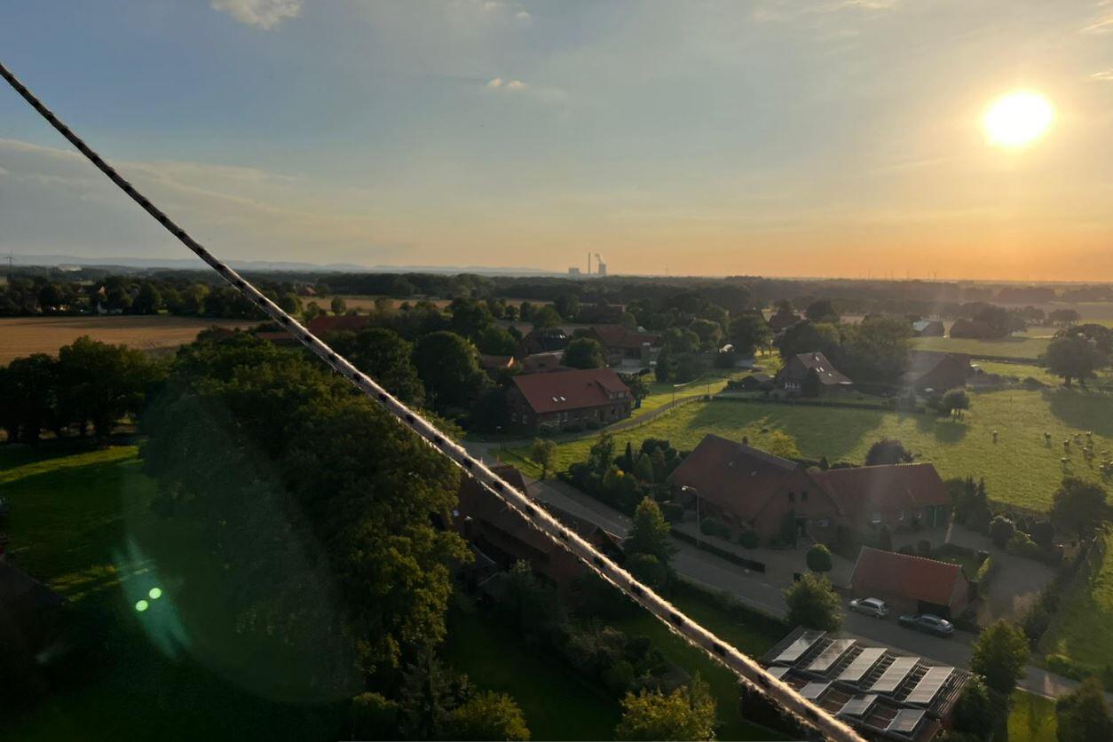 Luftaufnahme von Rosenhagen bei Sonnenuntergang, Blick &uuml;ber H&ouml;fe und Felder