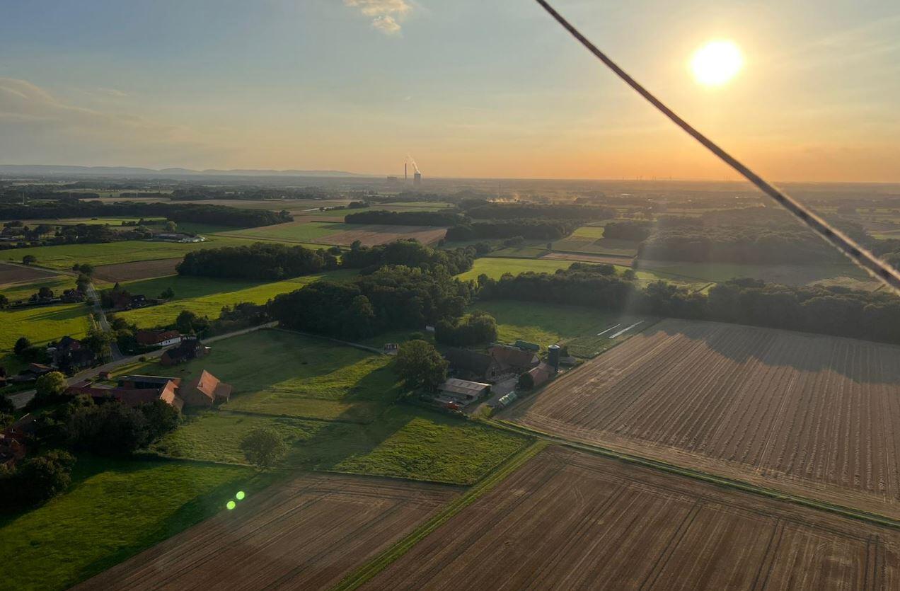 Luftaufnahme &uuml;ber Felder und Wald bei Rosenhagen im Sonnenuntergang