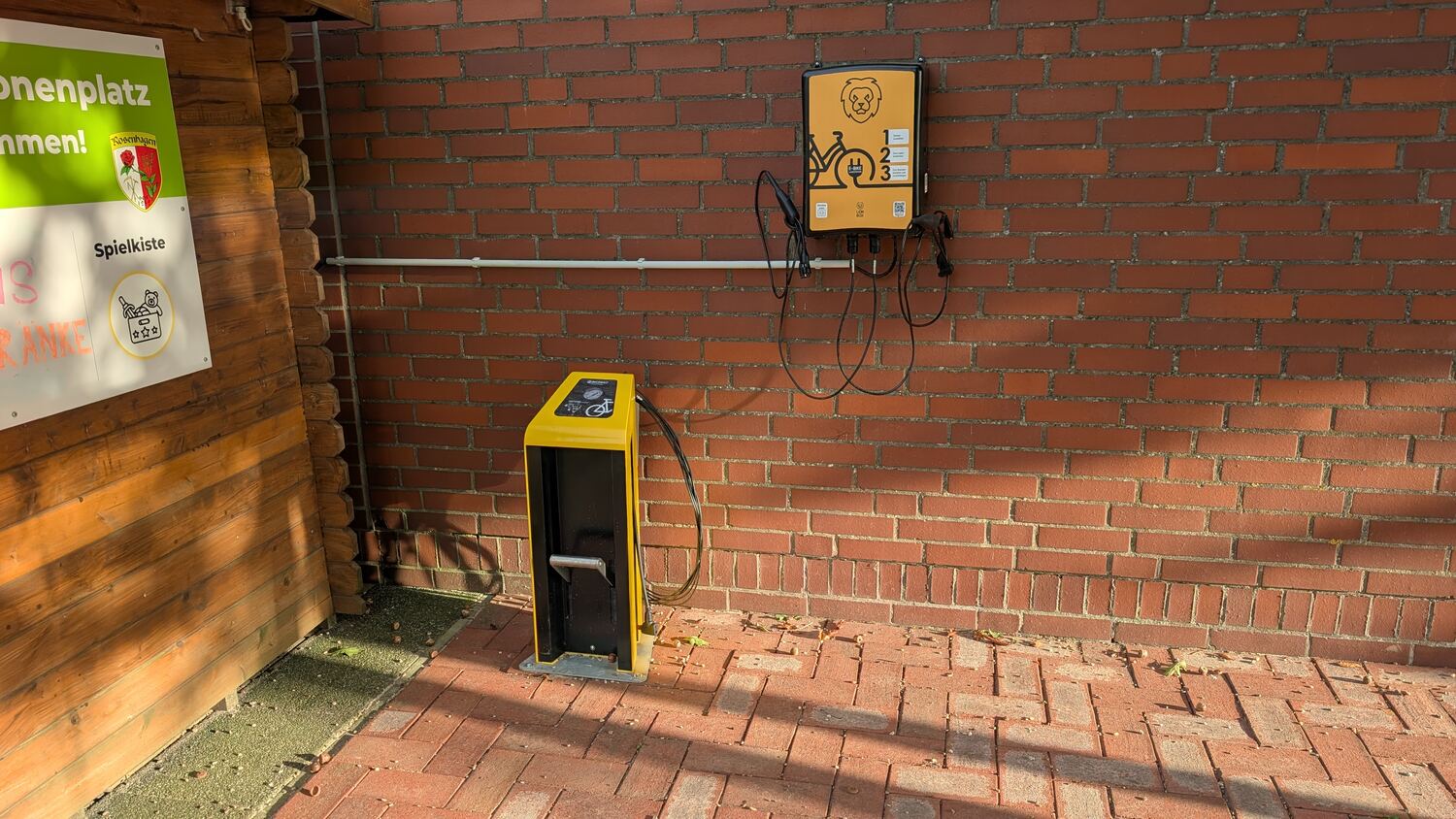 Fahrradservicestation und E-Bike-Ladestation an der Wand des Dorfgemeinschaftshauses