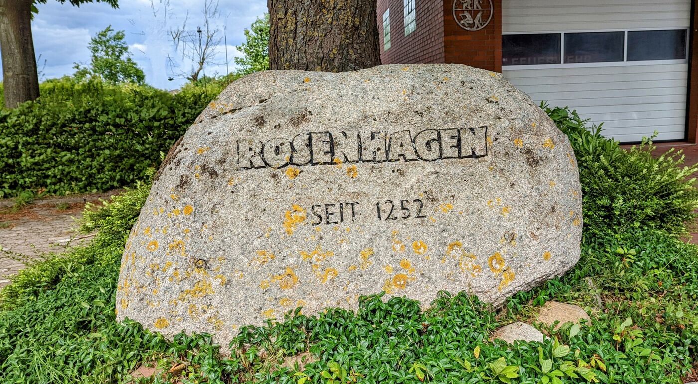 Der Ortseingangsstein &bdquo;Rosenhagen seit 1252&ldquo; vor der Feuerwehr